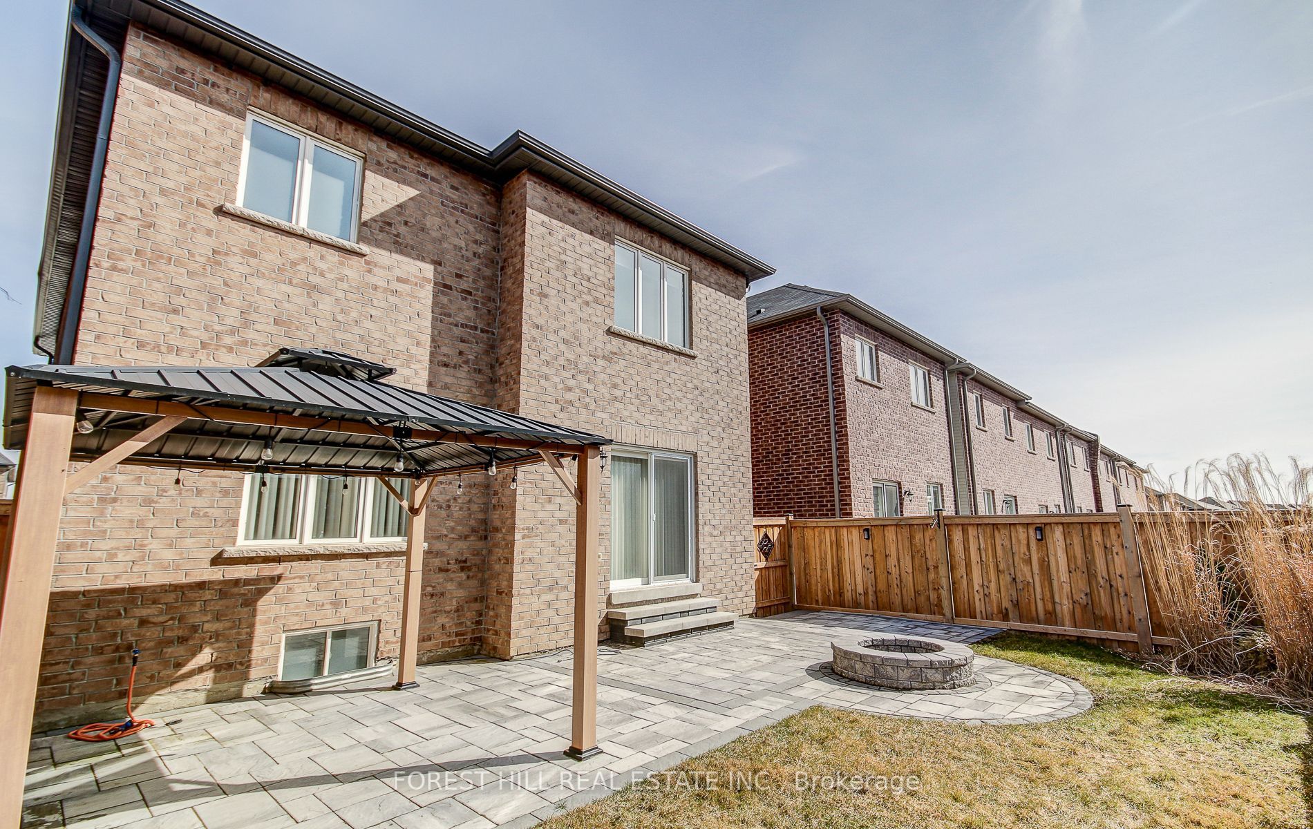 1153 Peelar Crescent