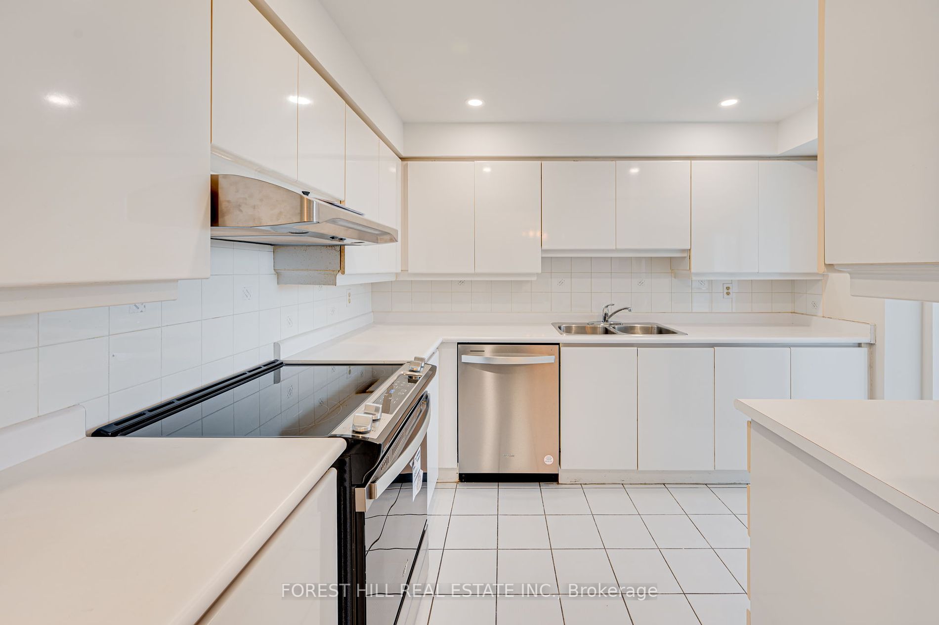 7 Townsgate Dr, #304