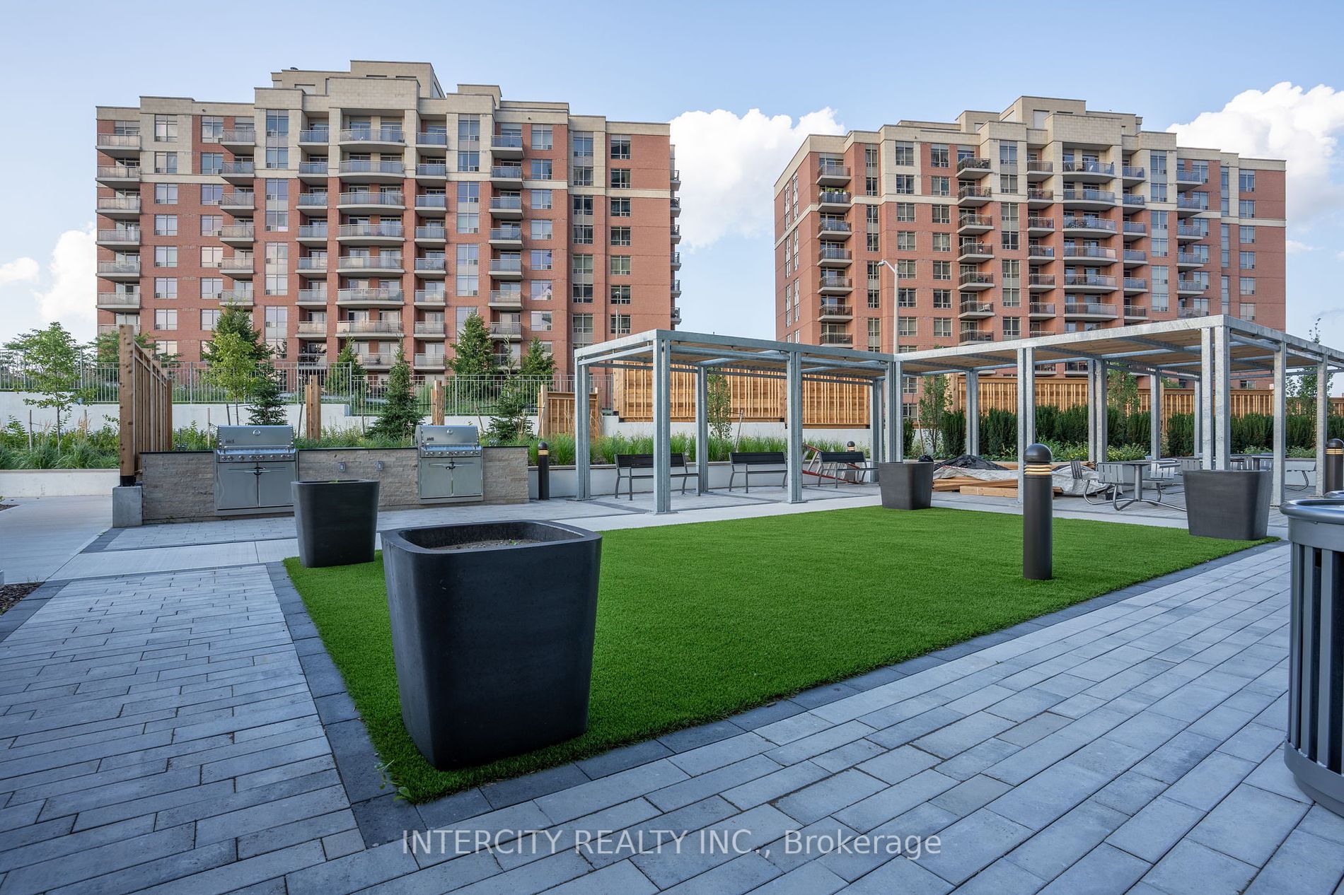 85 Oneida Cres, #303