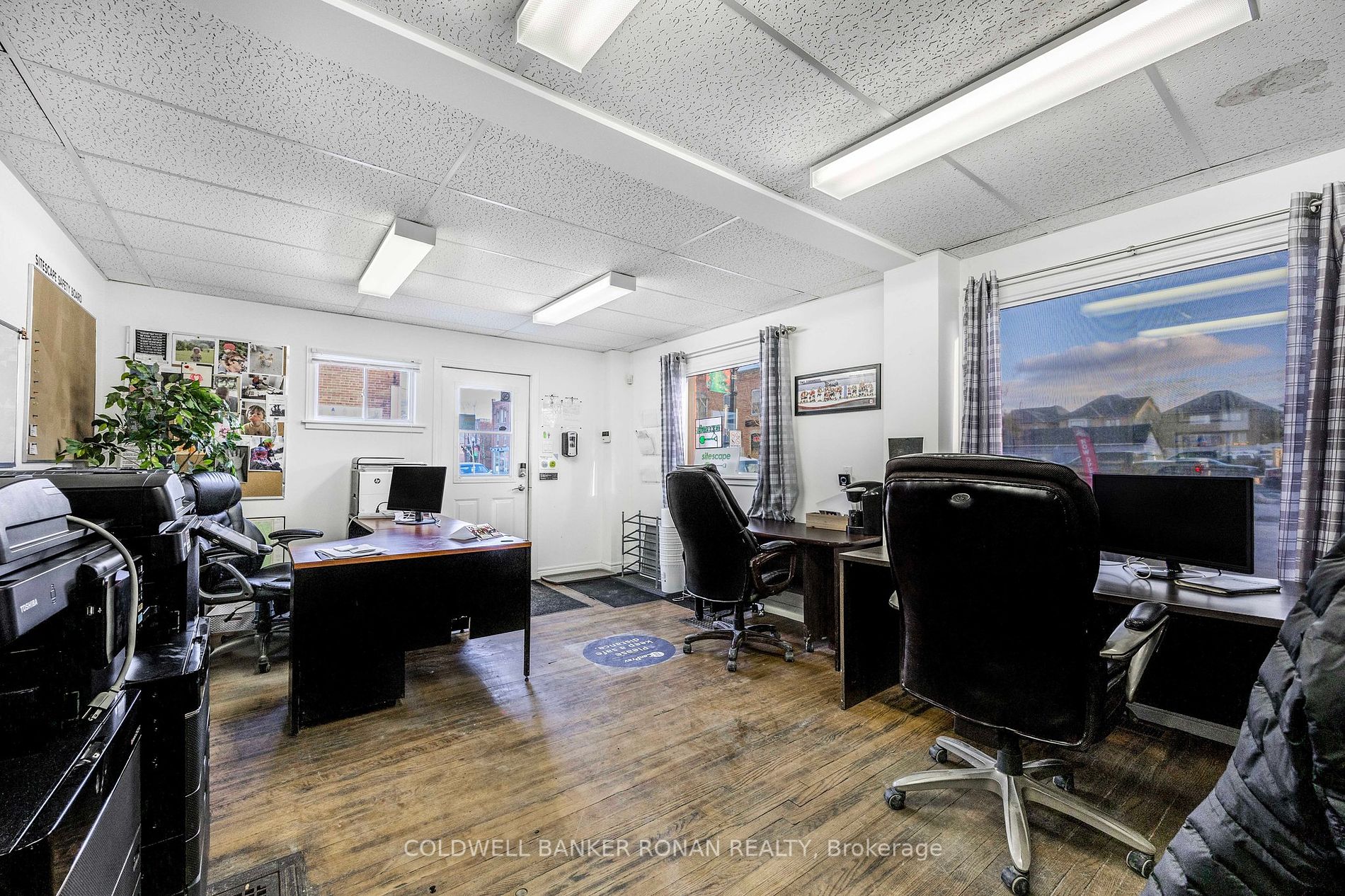 26 Main St W