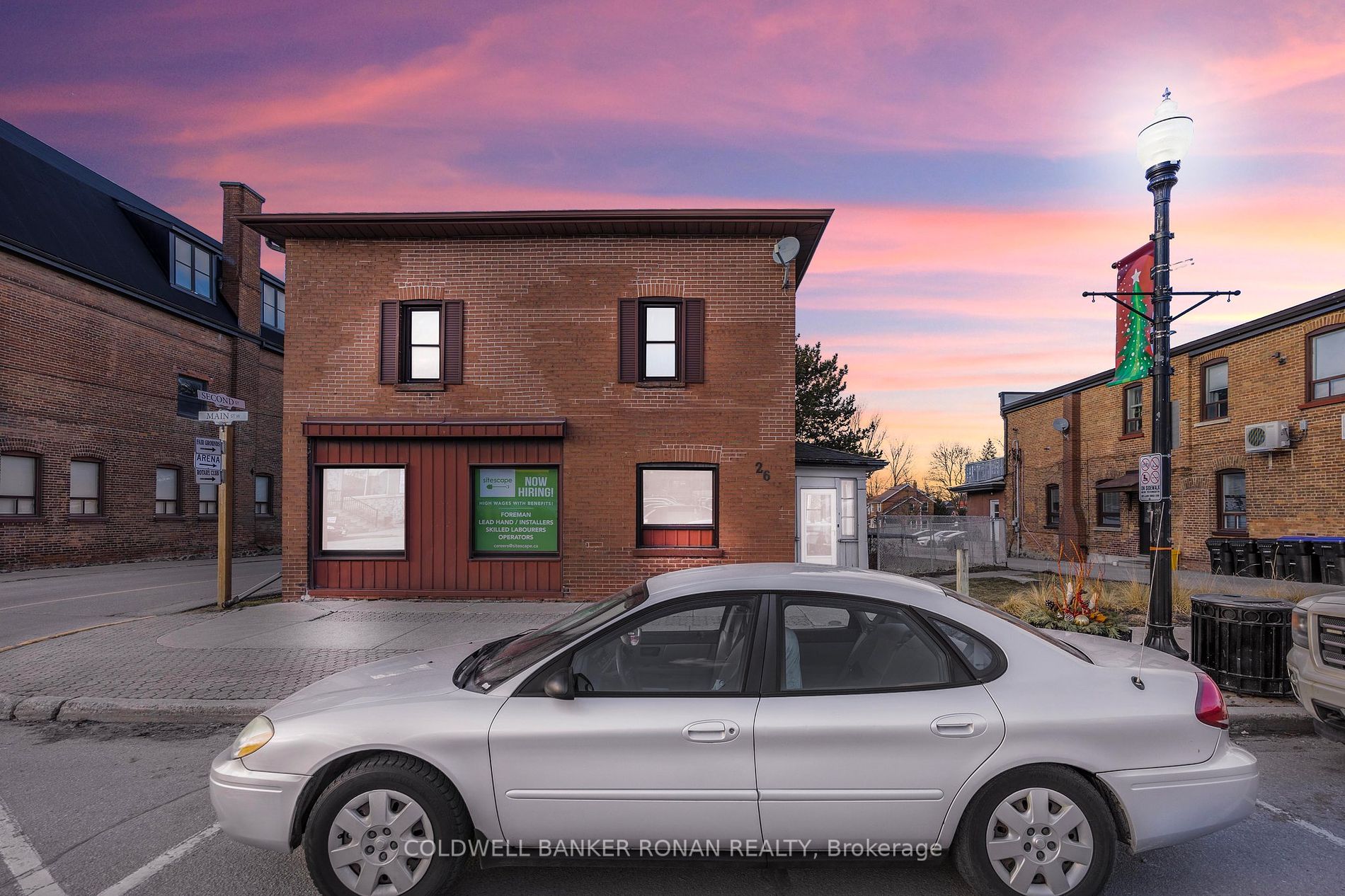 26 Main St W