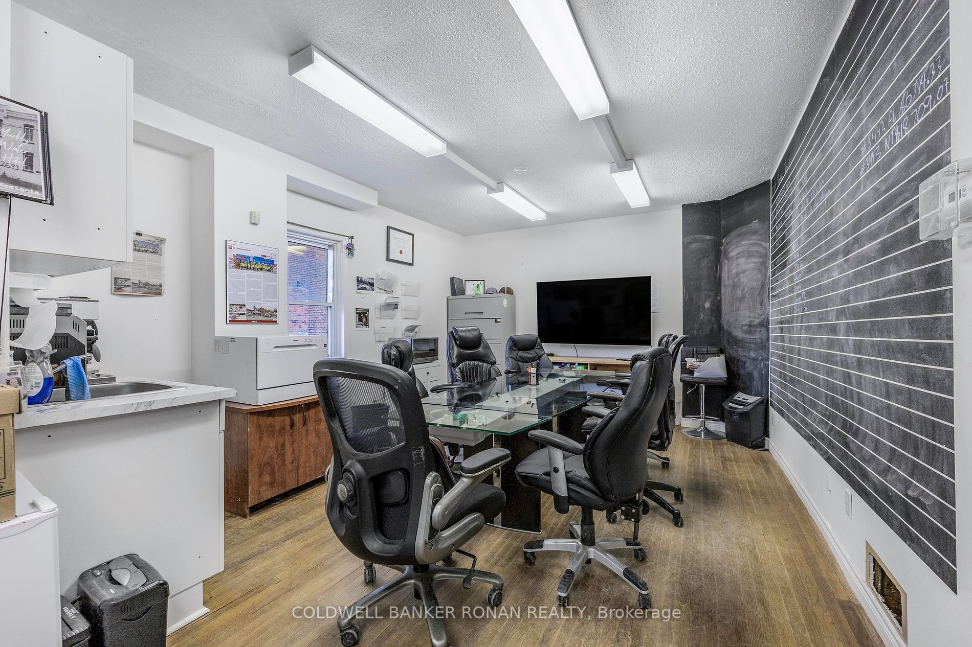 26 Main St W