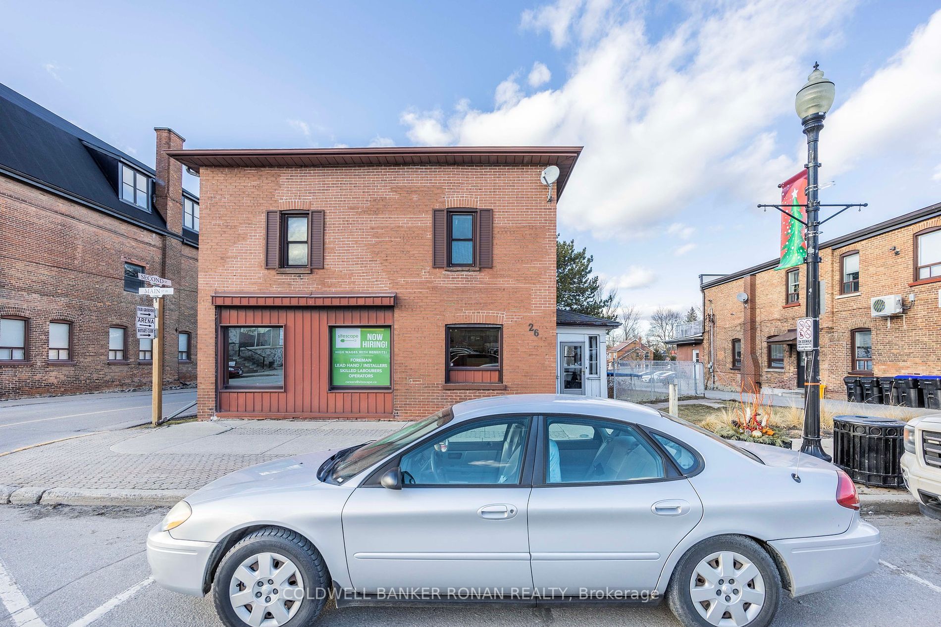 26 Main St W