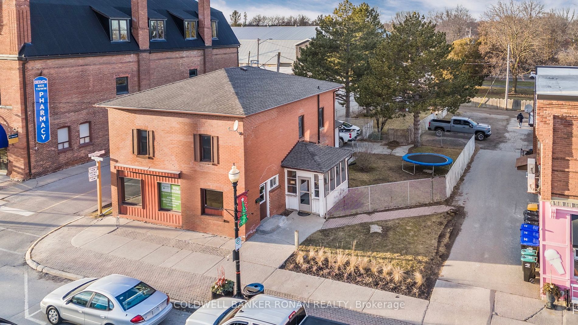 26 Main St W