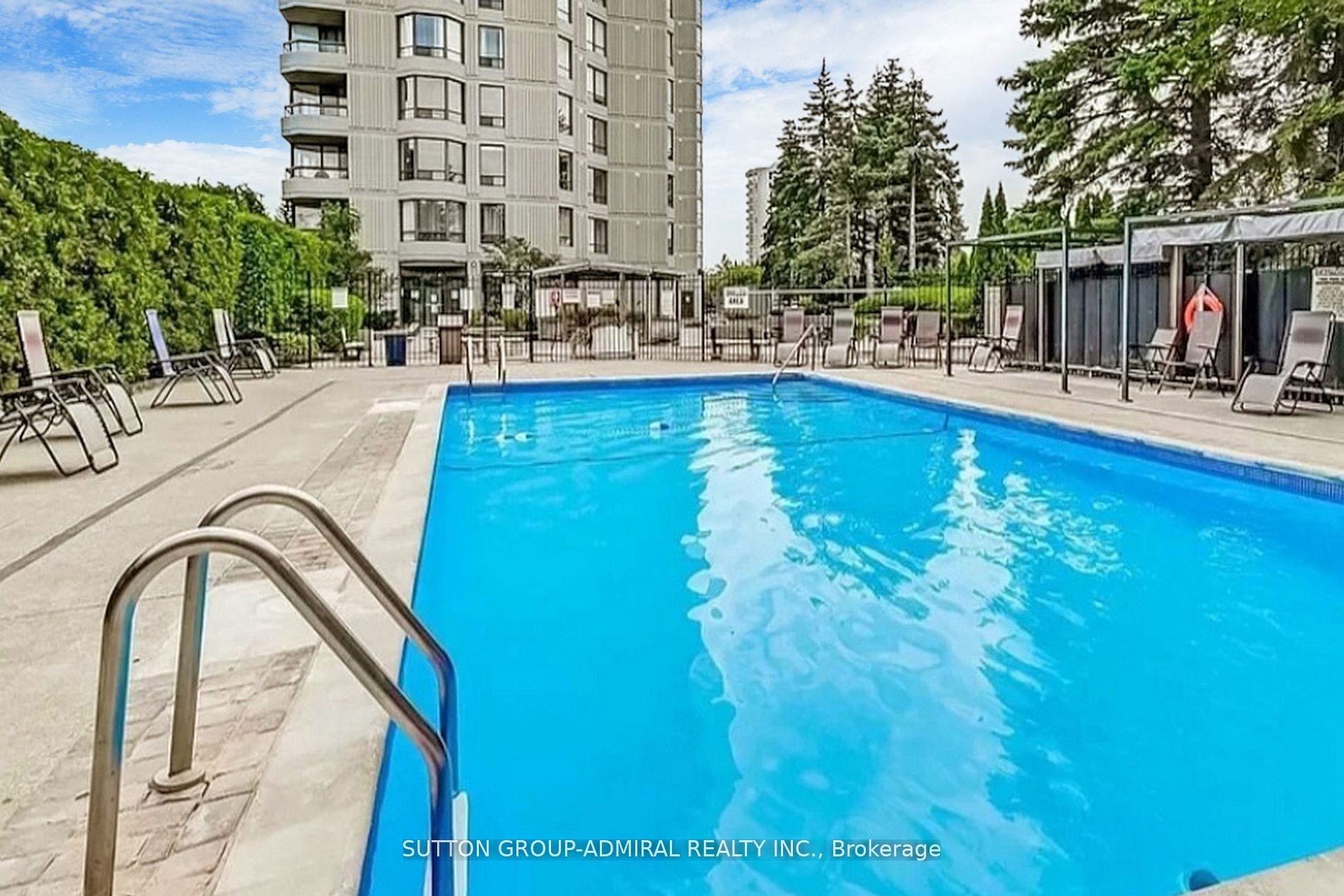 7460 Bathurst St, #706