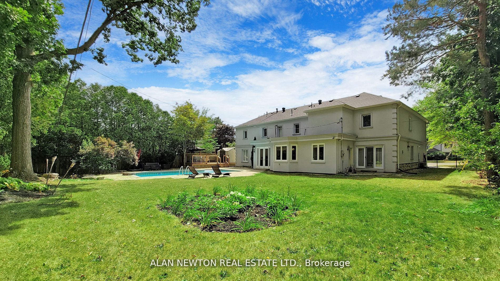 15 Laureleaf Rd