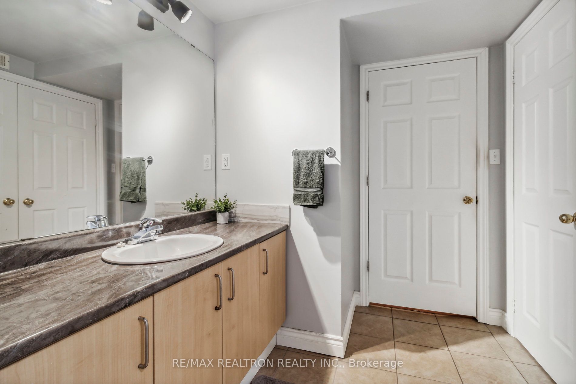 1353 Perniegie Cres