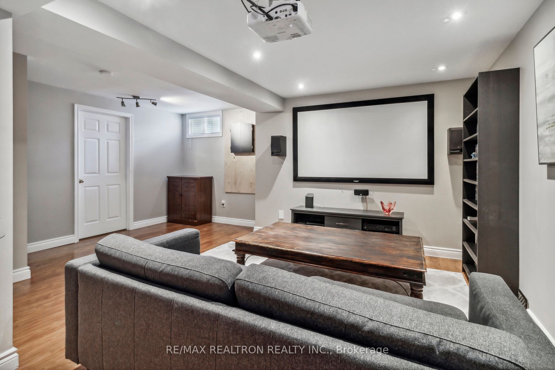 1353 Perniegie Cres