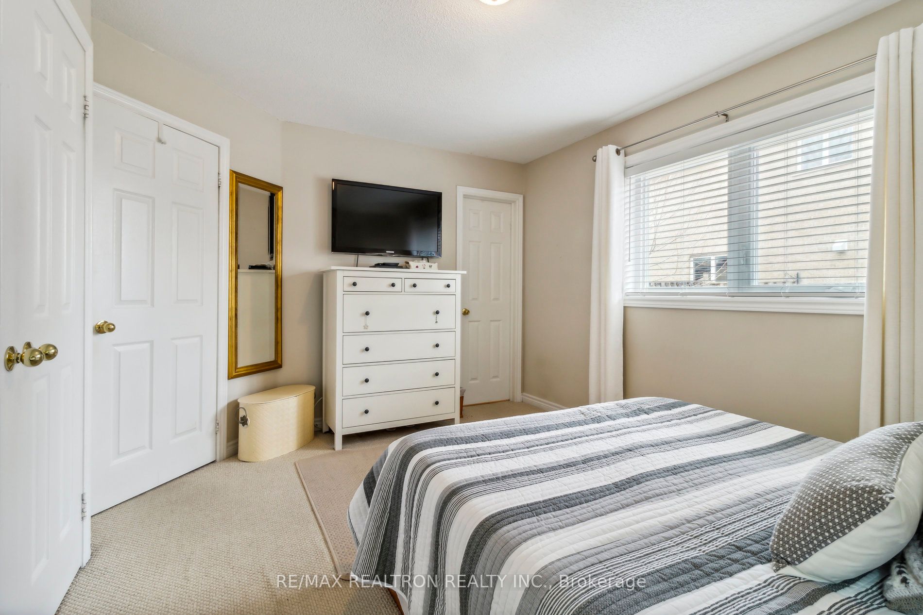 1353 Perniegie Cres