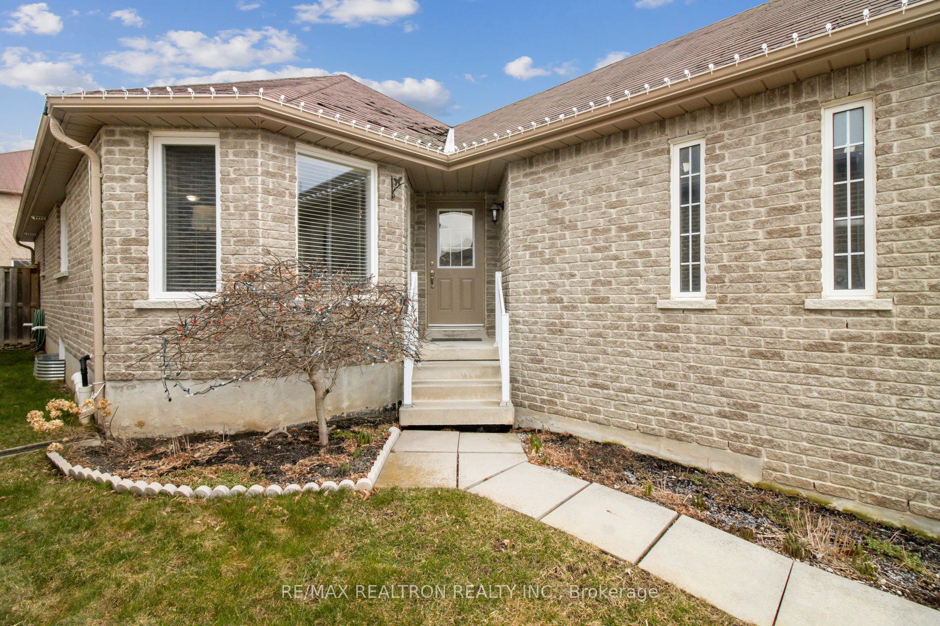 1353 Perniegie Cres