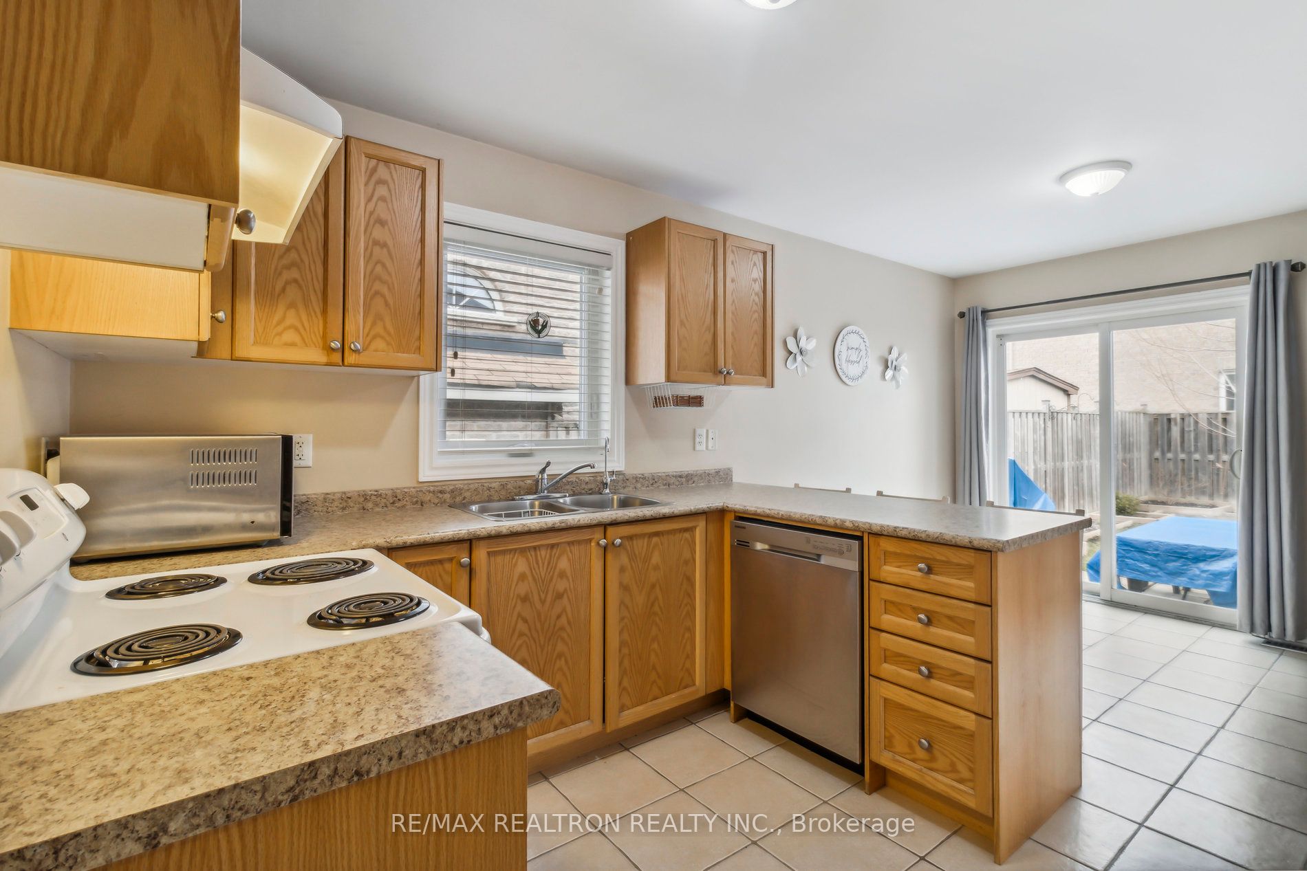 1353 Perniegie Cres