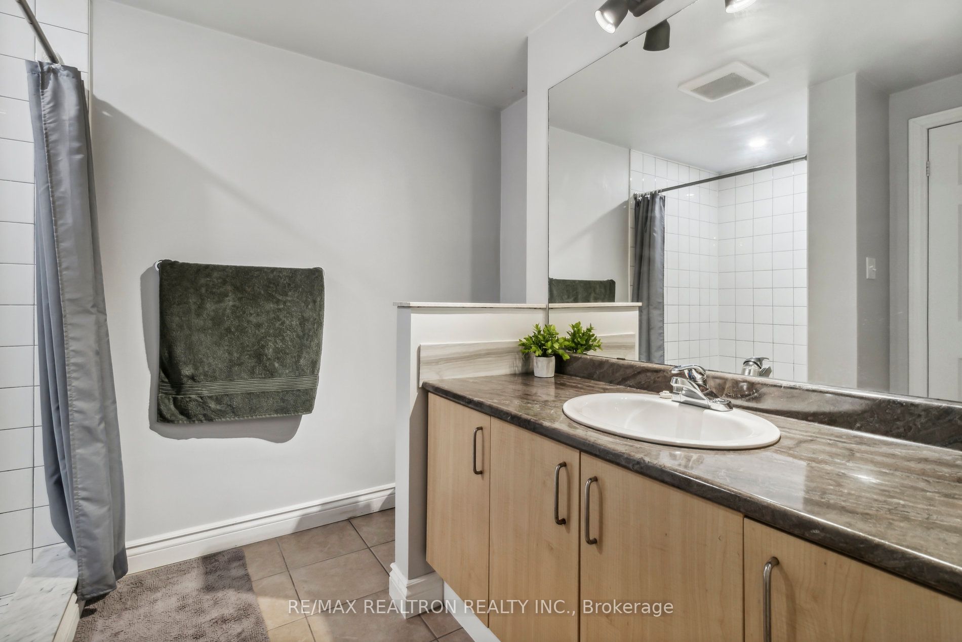 1353 Perniegie Cres