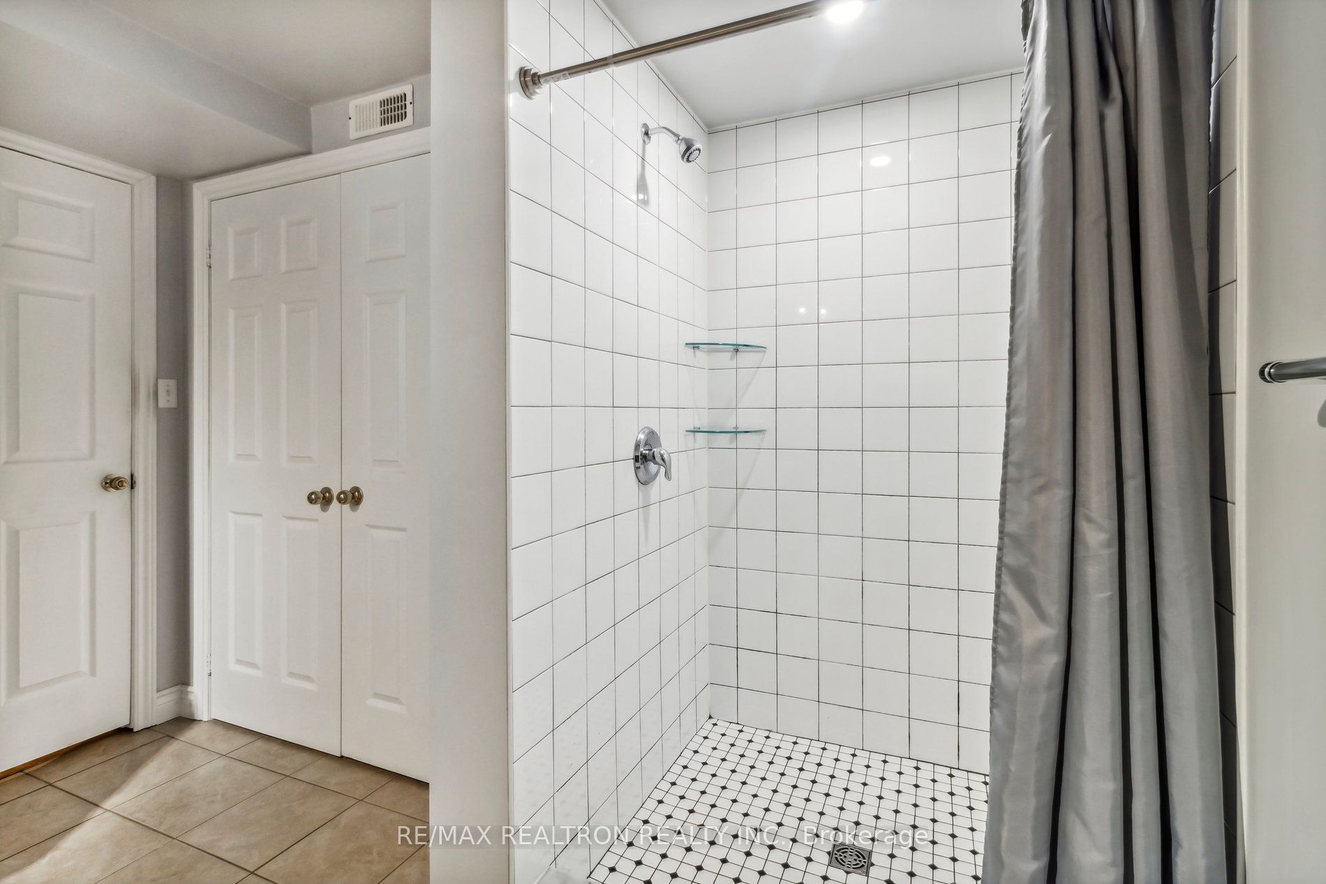 1353 Perniegie Cres