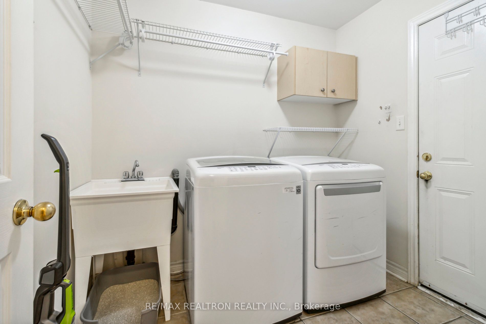 1353 Perniegie Cres