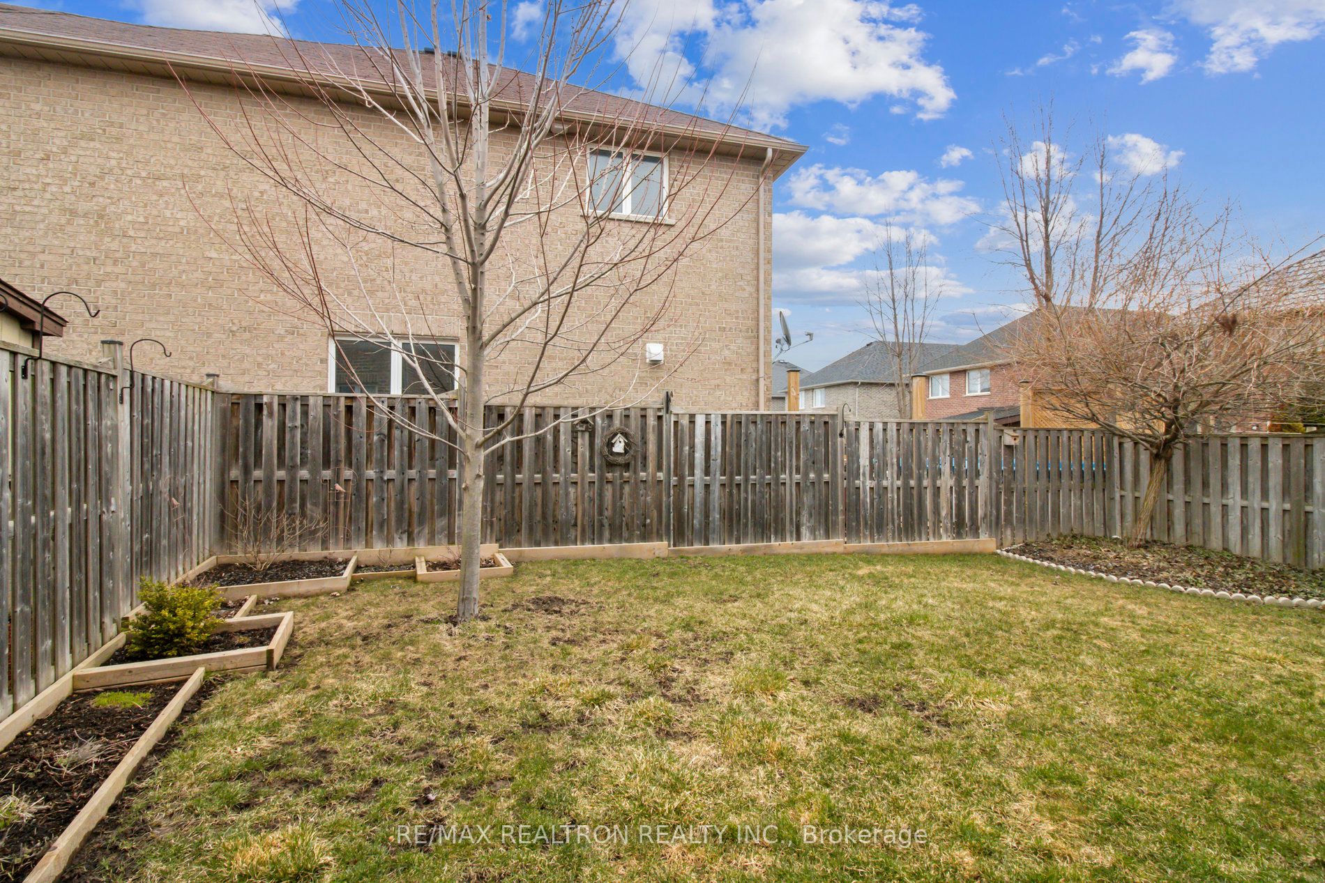 1353 Perniegie Cres