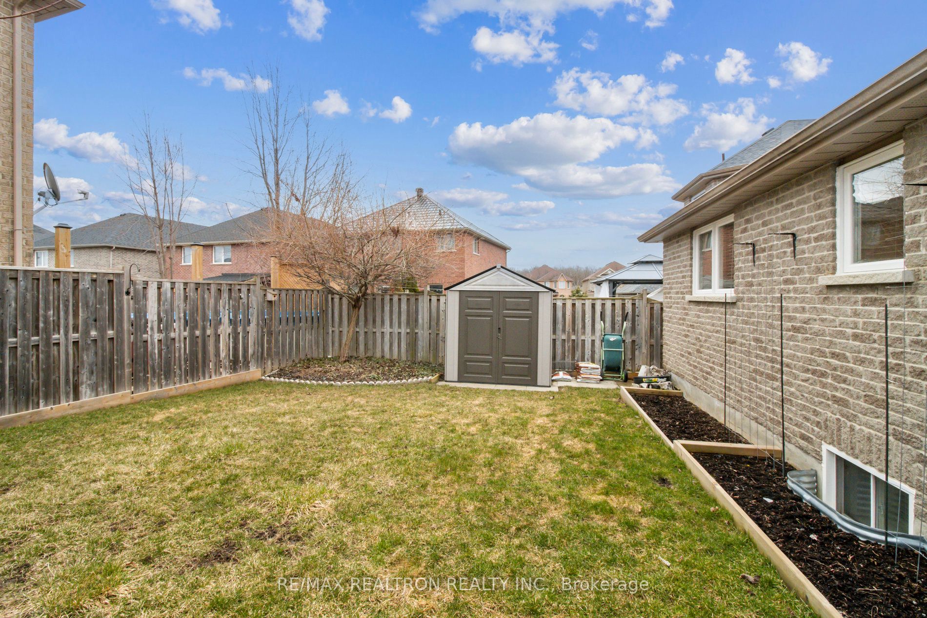 1353 Perniegie Cres