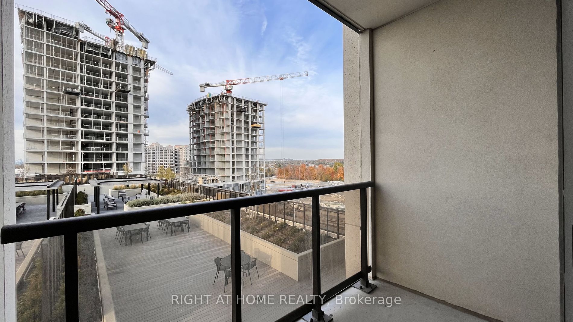 9085 Jane St, #811