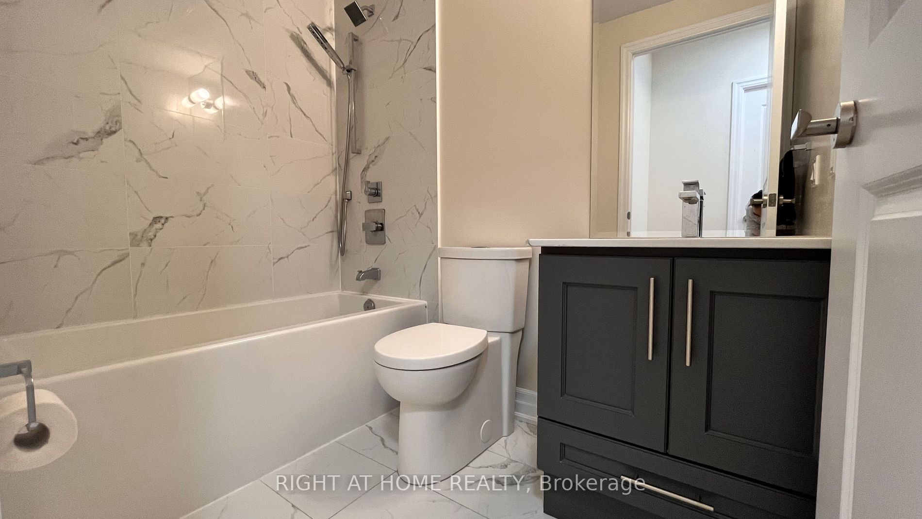 9085 Jane St, #811