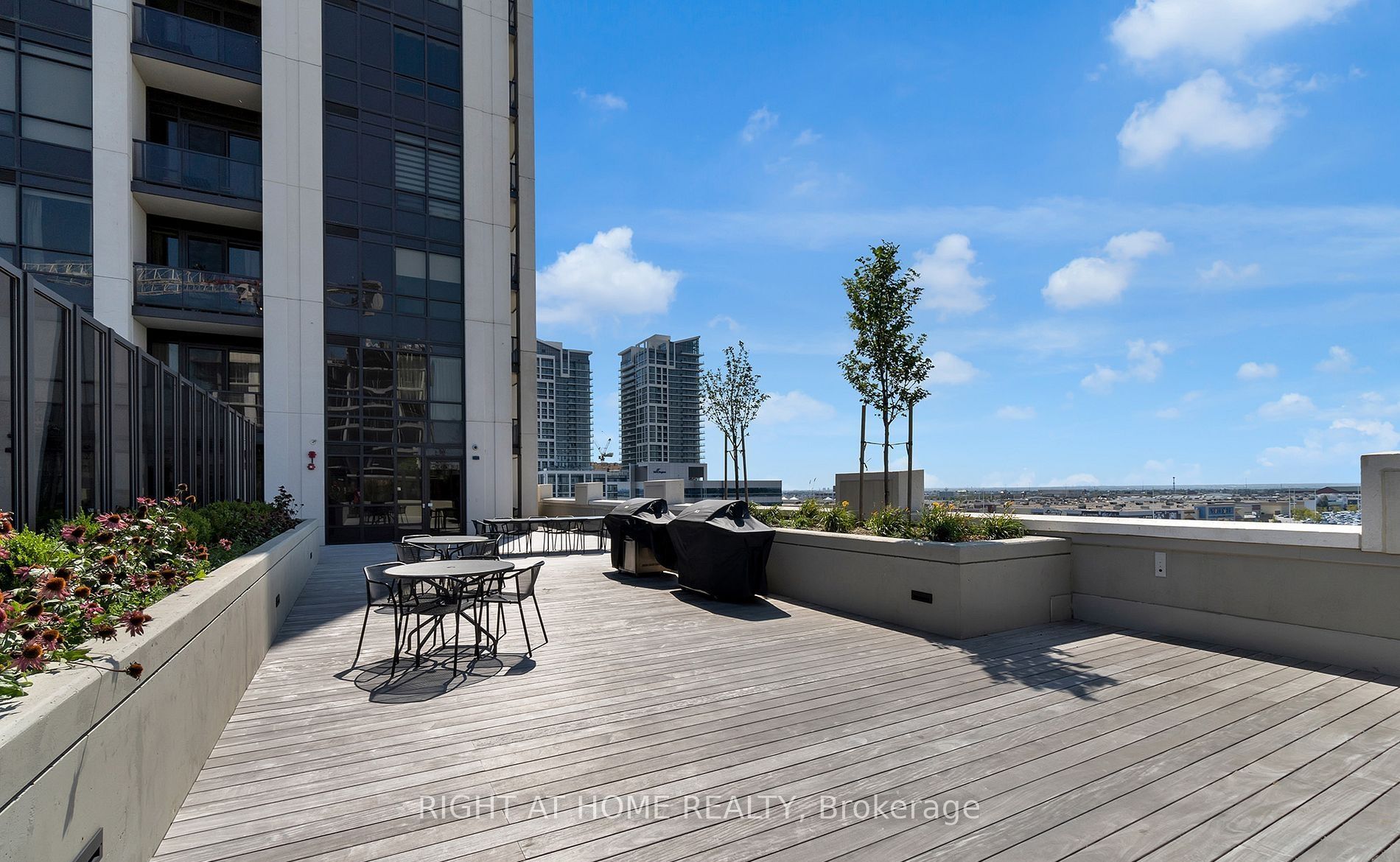 9085 Jane St, #811