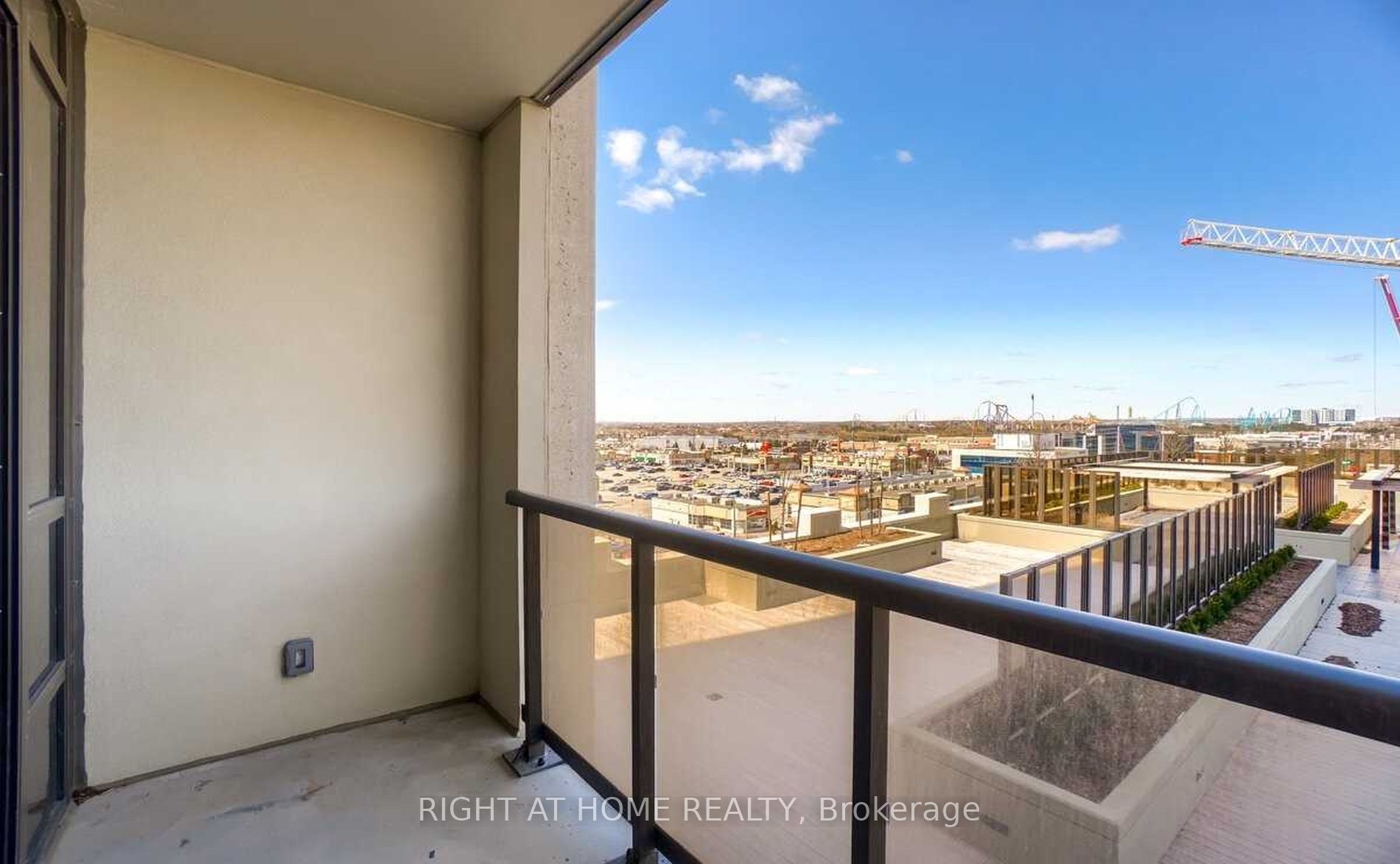9085 Jane St, #811