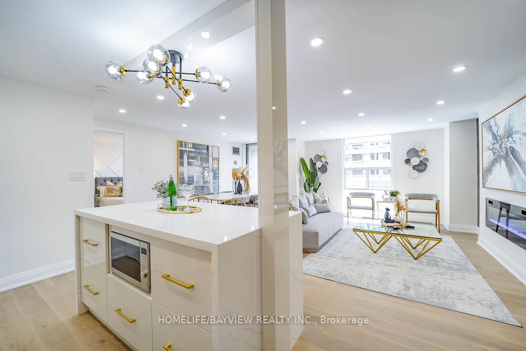60 Inverlochy Boulevard, #404