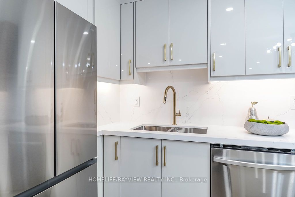 60 Inverlochy Boulevard, #404