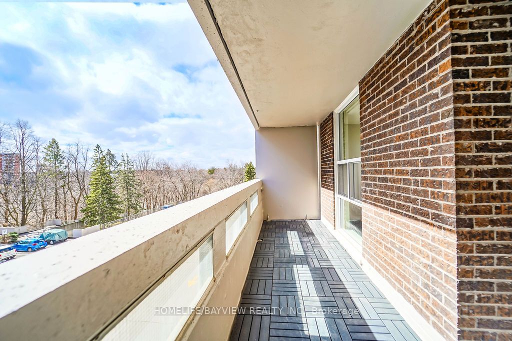 60 Inverlochy Boulevard, #404