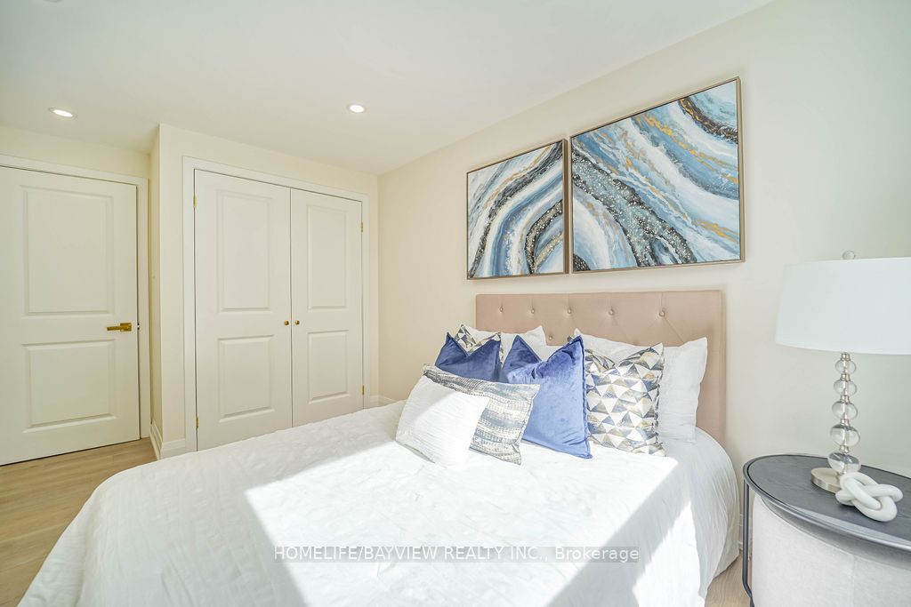 60 Inverlochy Boulevard, #404