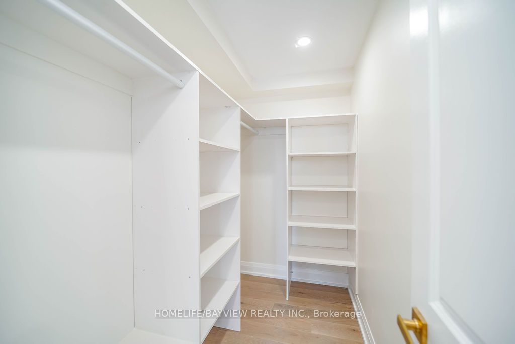 60 Inverlochy Boulevard, #404