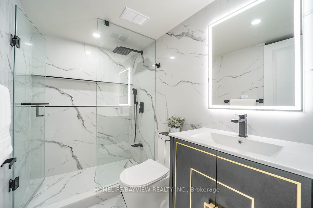 60 Inverlochy Boulevard, #404