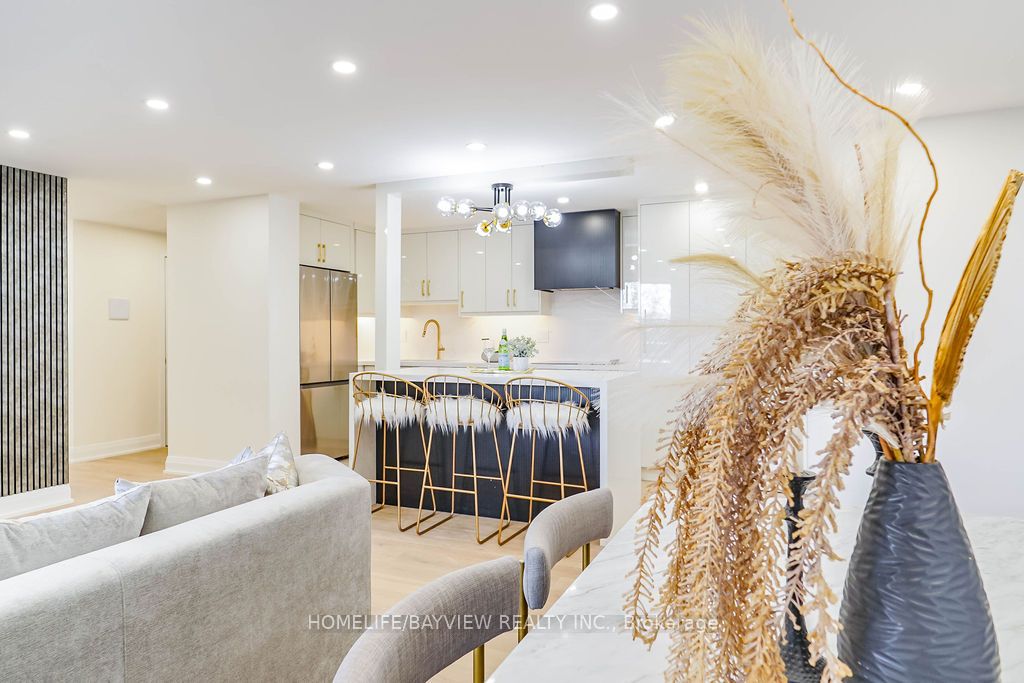 60 Inverlochy Boulevard, #404