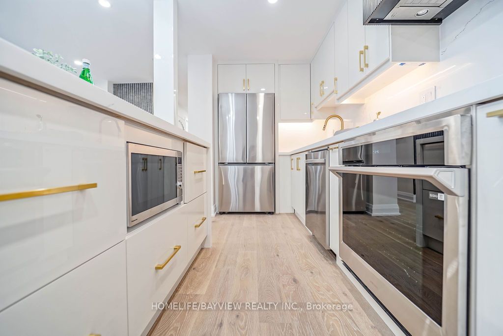 60 Inverlochy Boulevard, #404