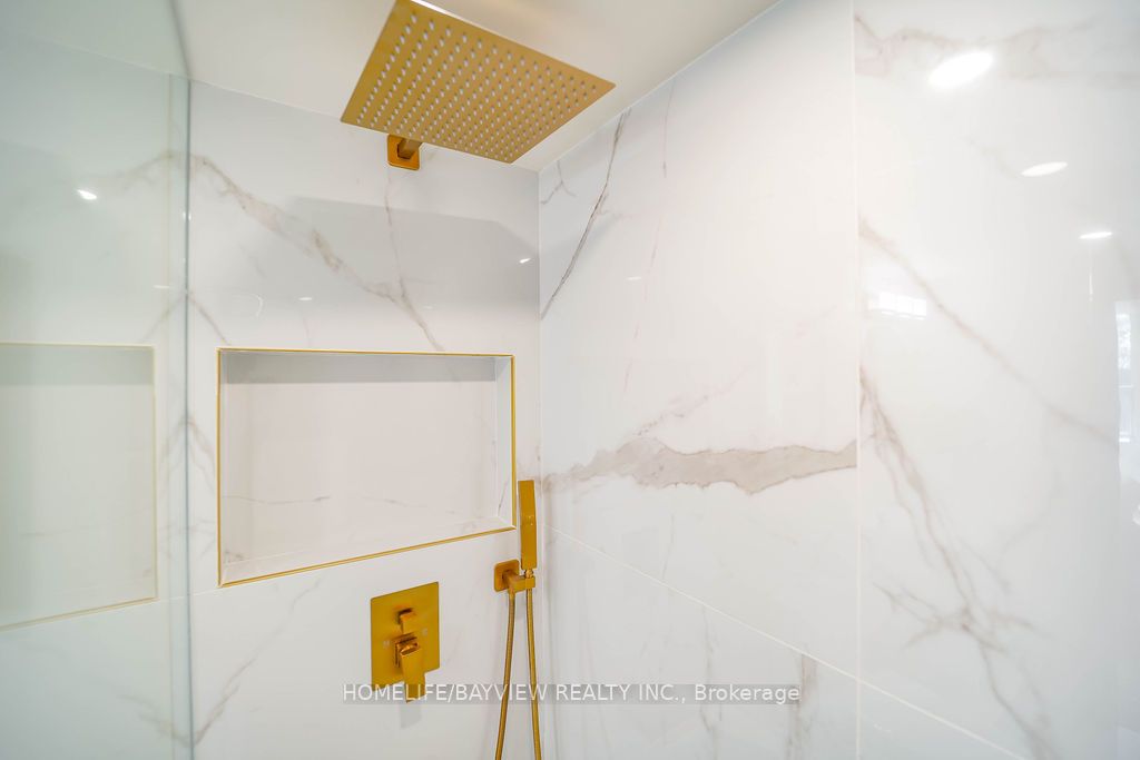 60 Inverlochy Boulevard, #404