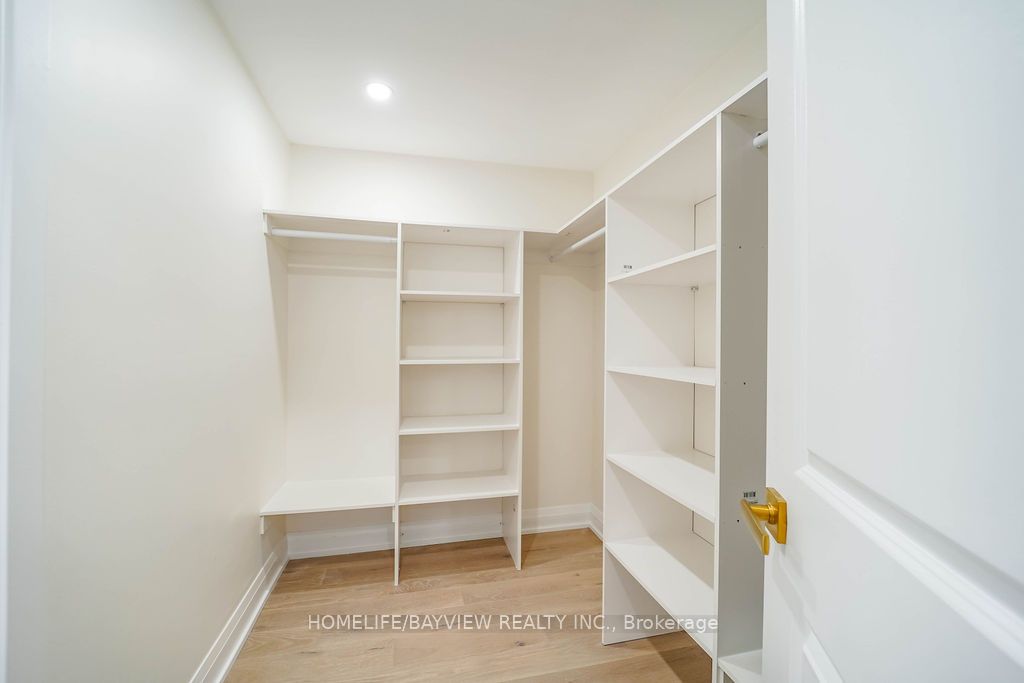 60 Inverlochy Boulevard, #404