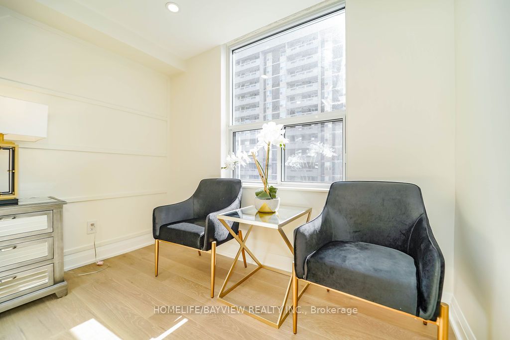 60 Inverlochy Boulevard, #404