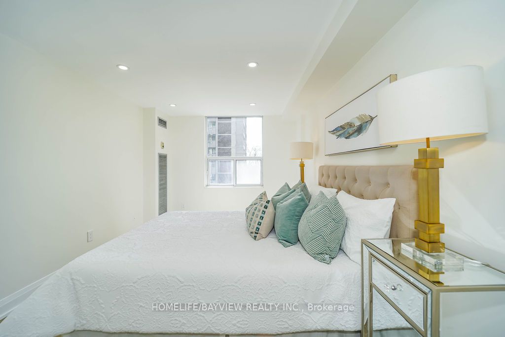 60 Inverlochy Boulevard, #404