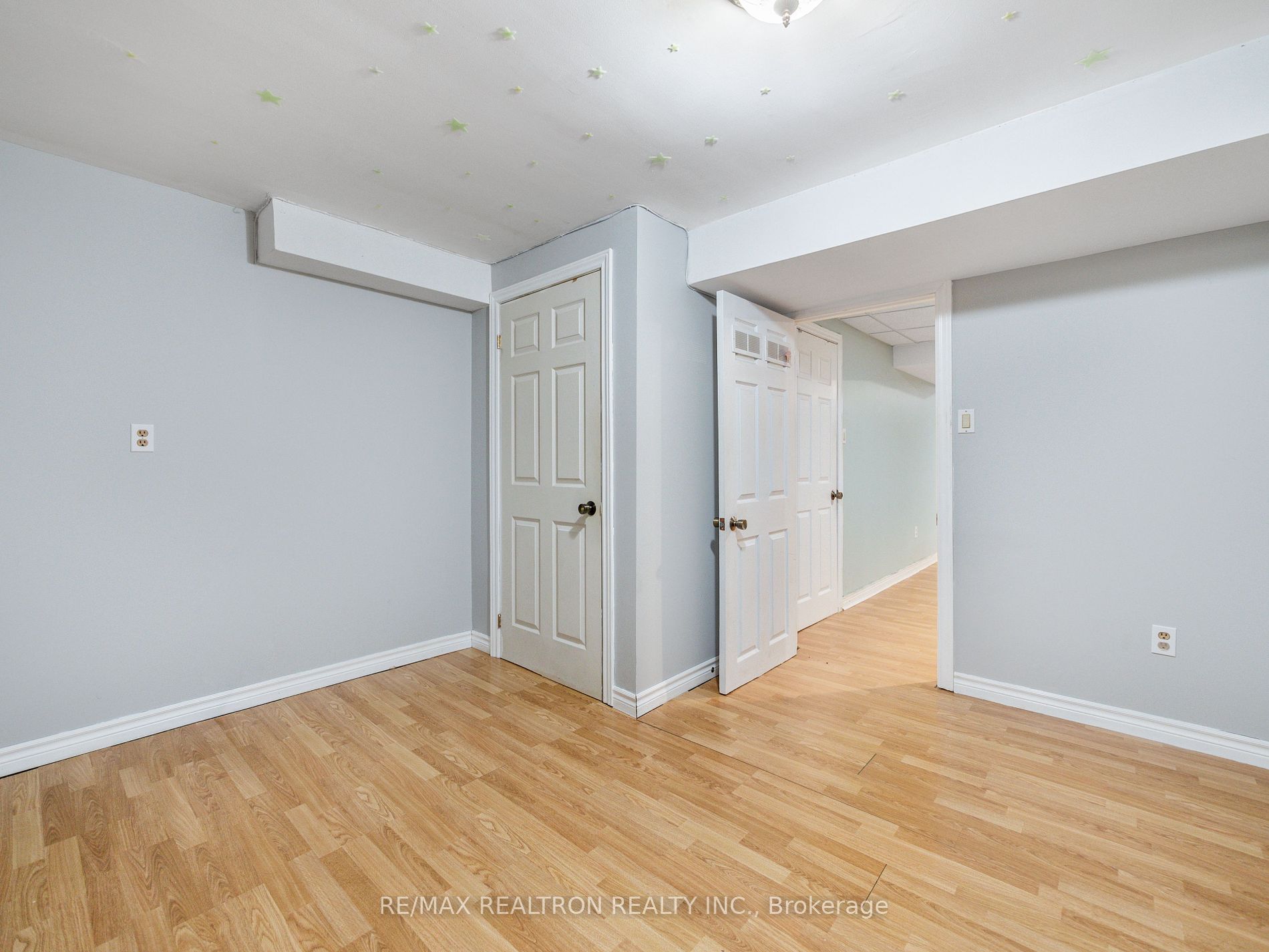 228 Elman Crescent