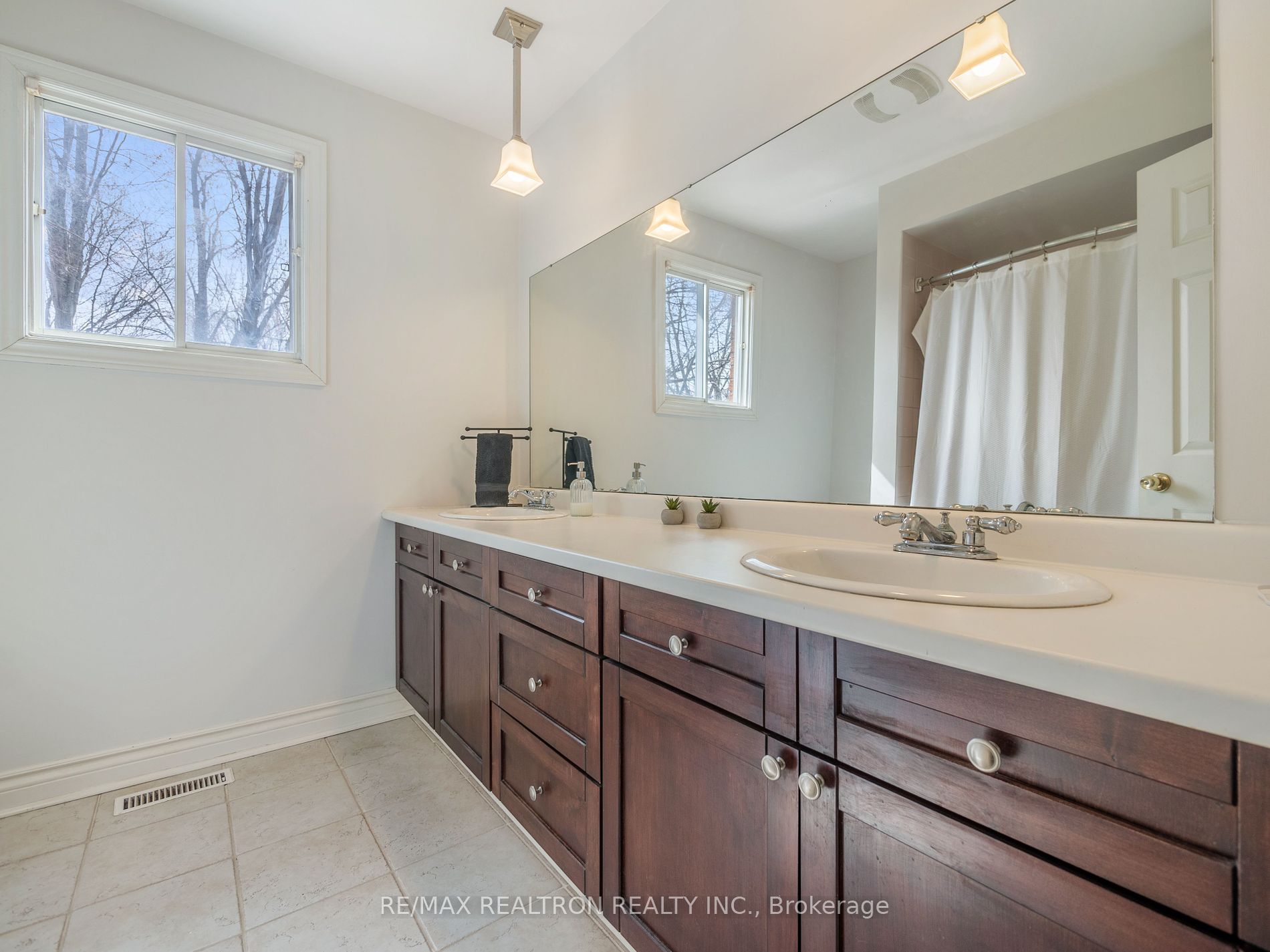 228 Elman Crescent