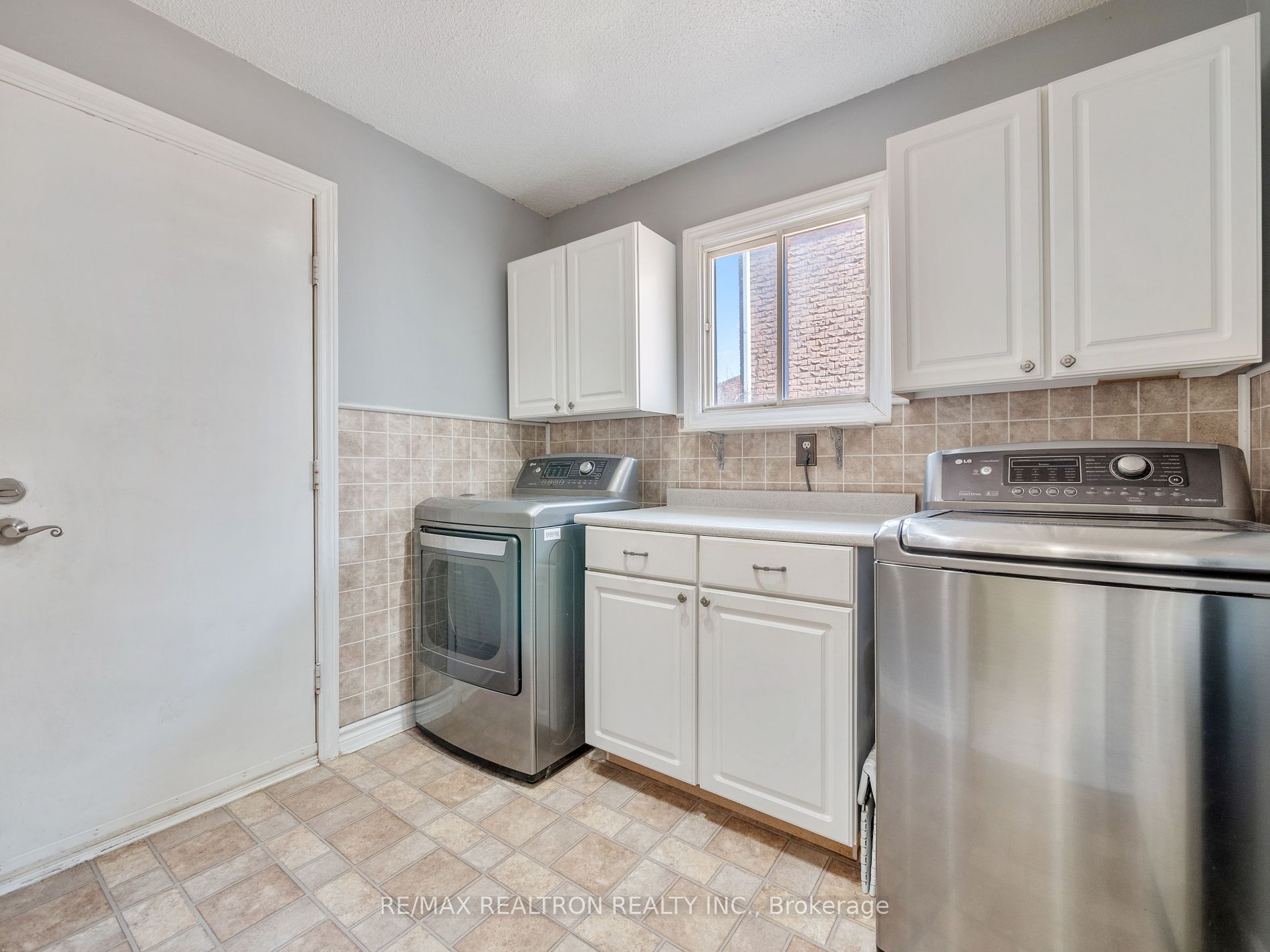 228 Elman Crescent