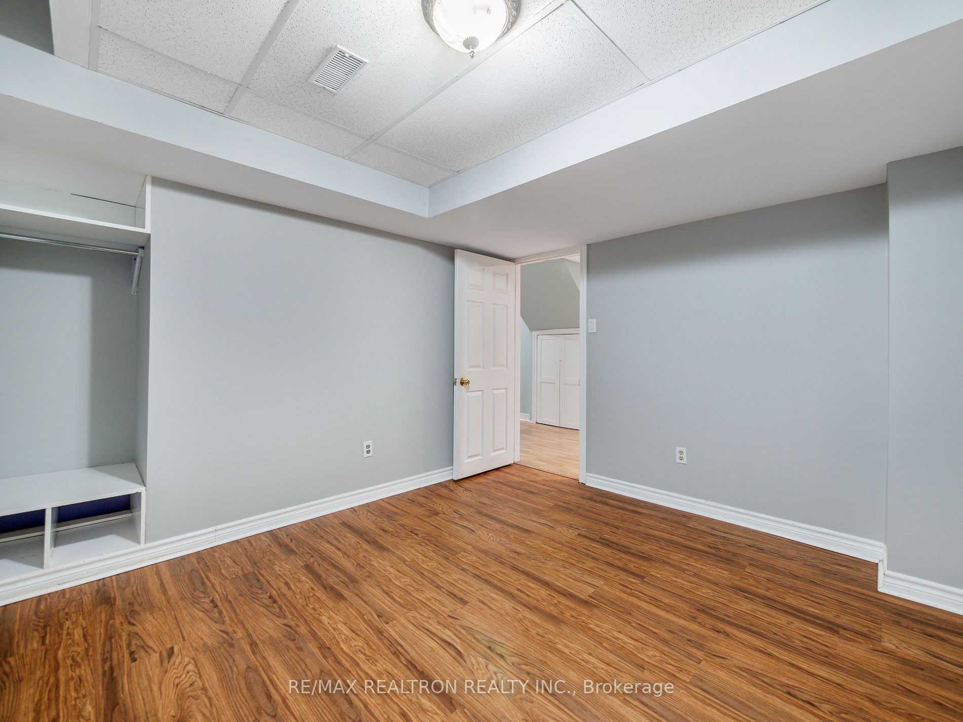 228 Elman Crescent