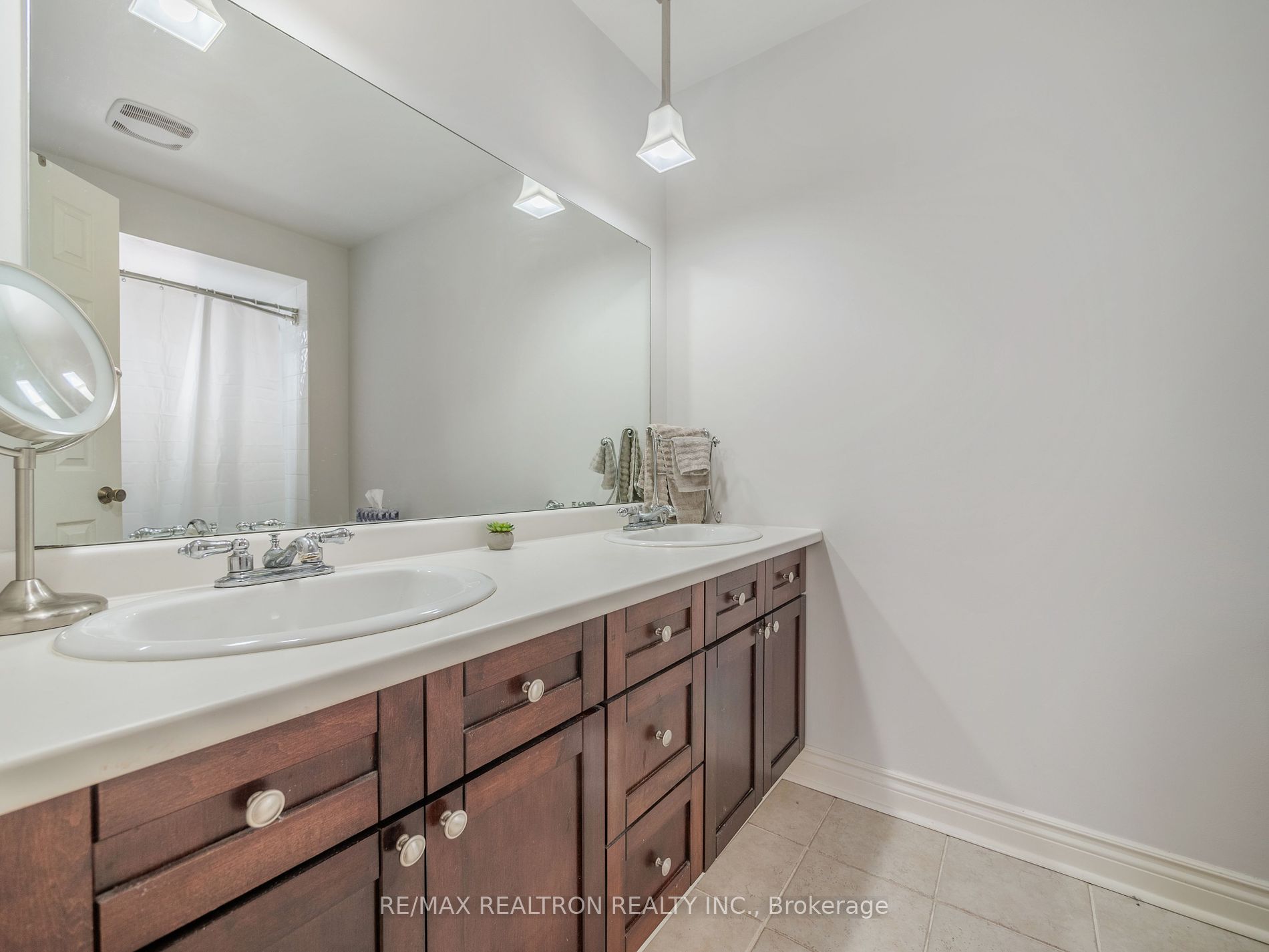 228 Elman Crescent