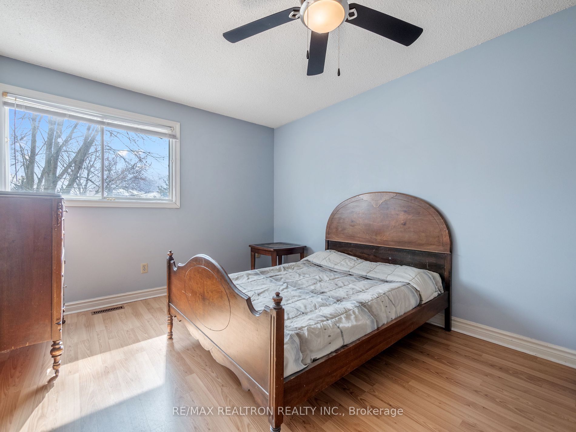 228 Elman Crescent