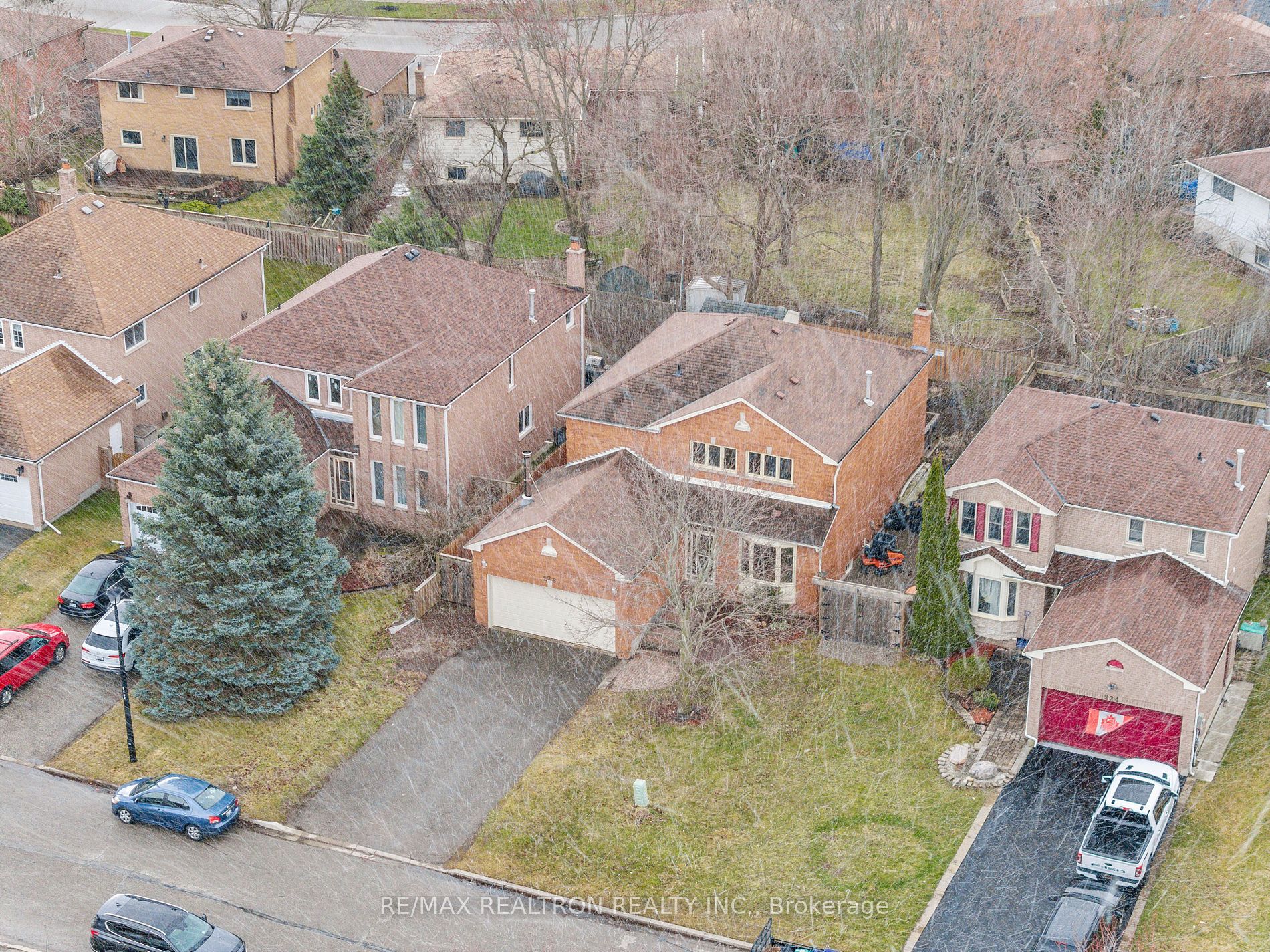 228 Elman Crescent