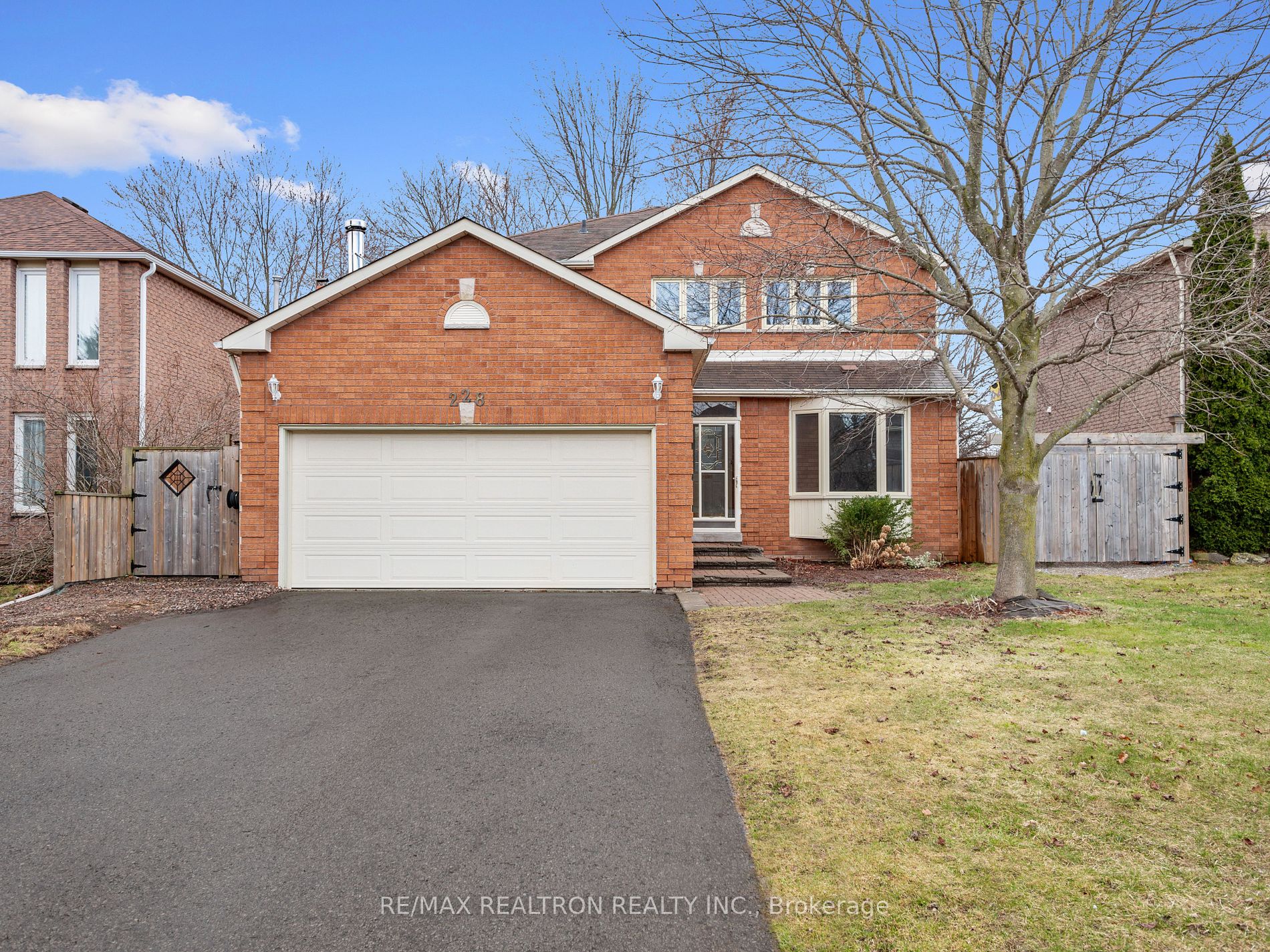 228 Elman Crescent