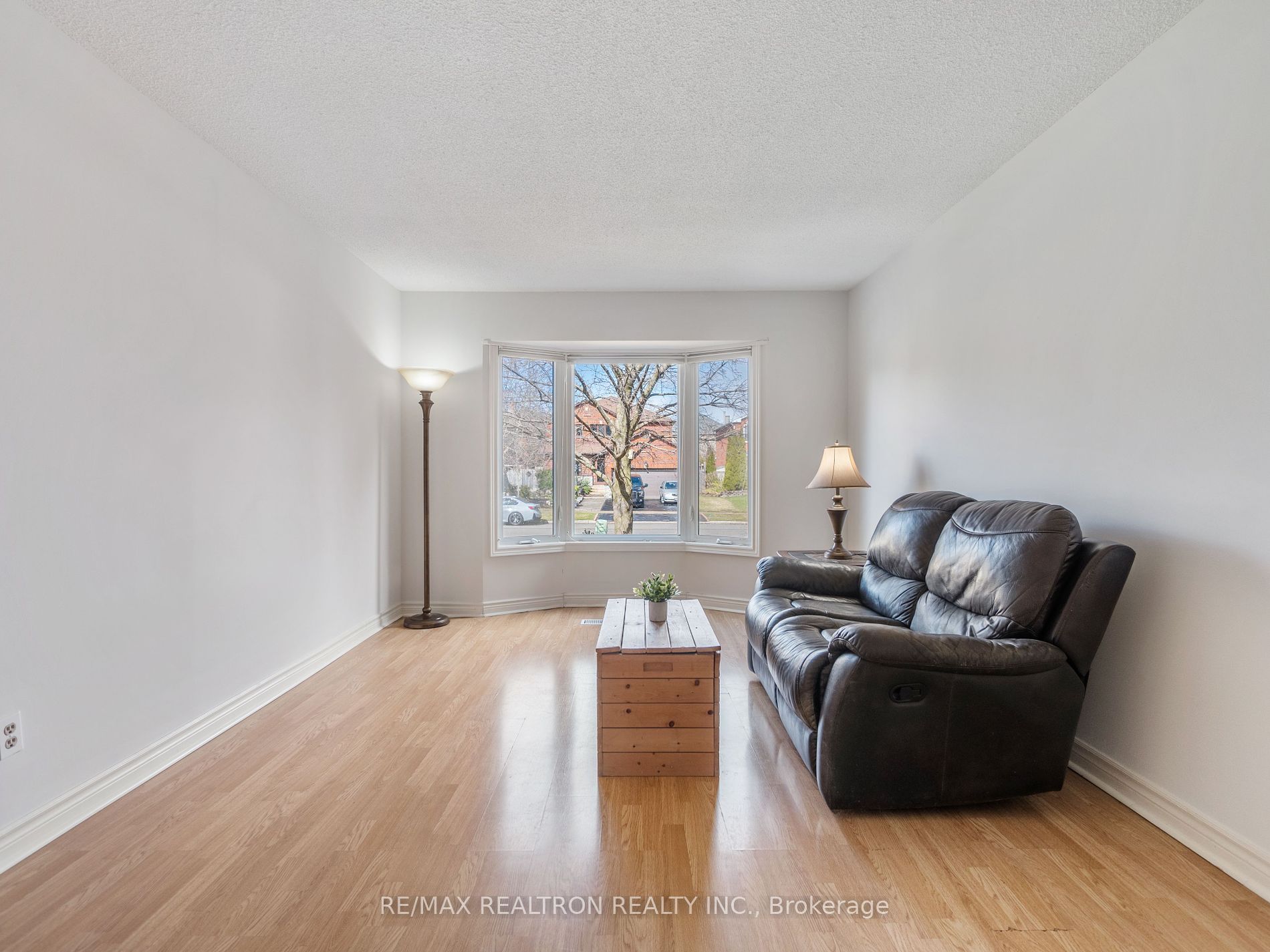 228 Elman Crescent