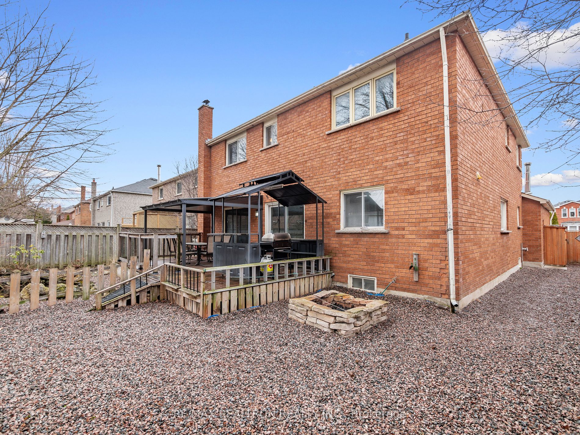 228 Elman Crescent