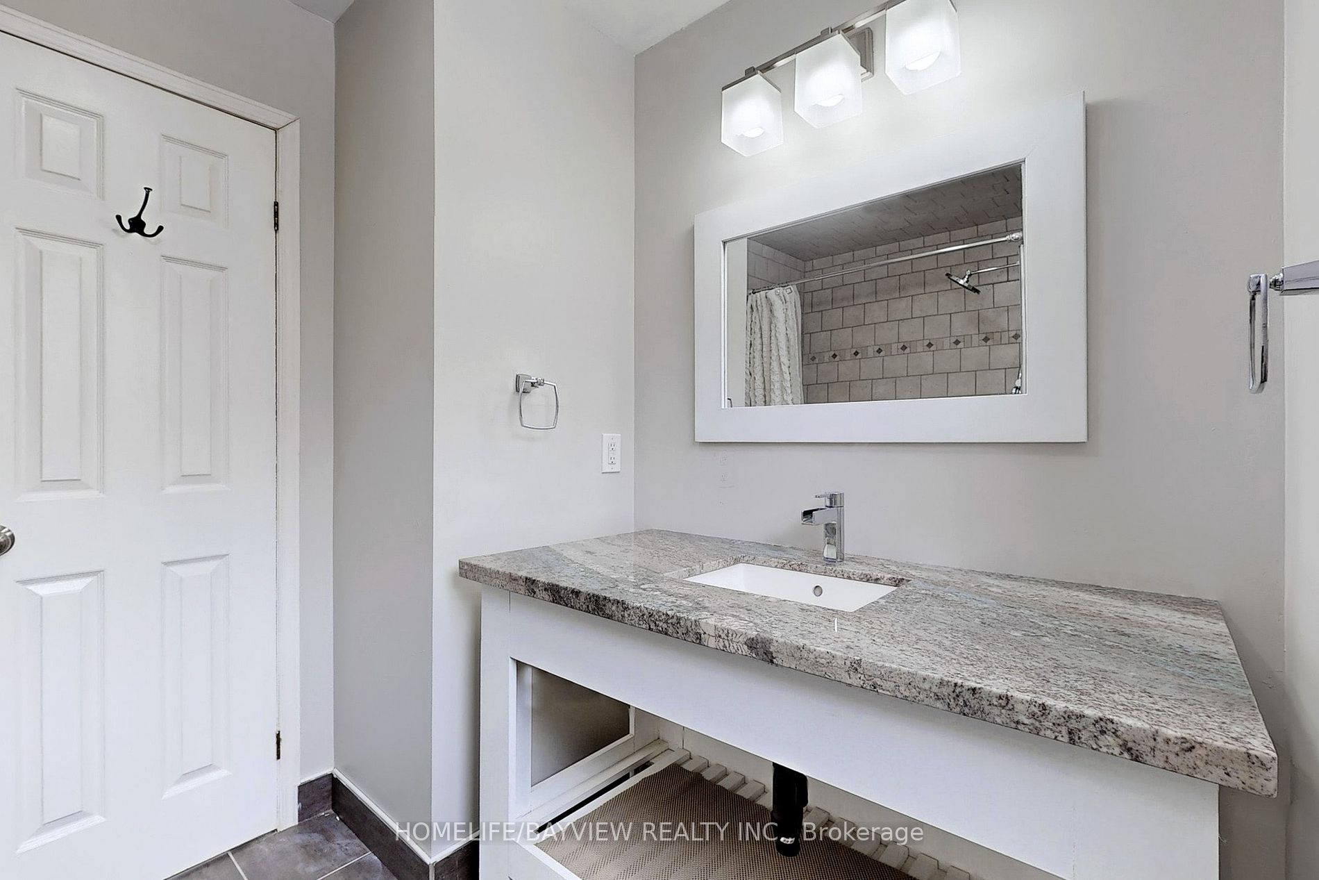 883 Leslie Valley Dr