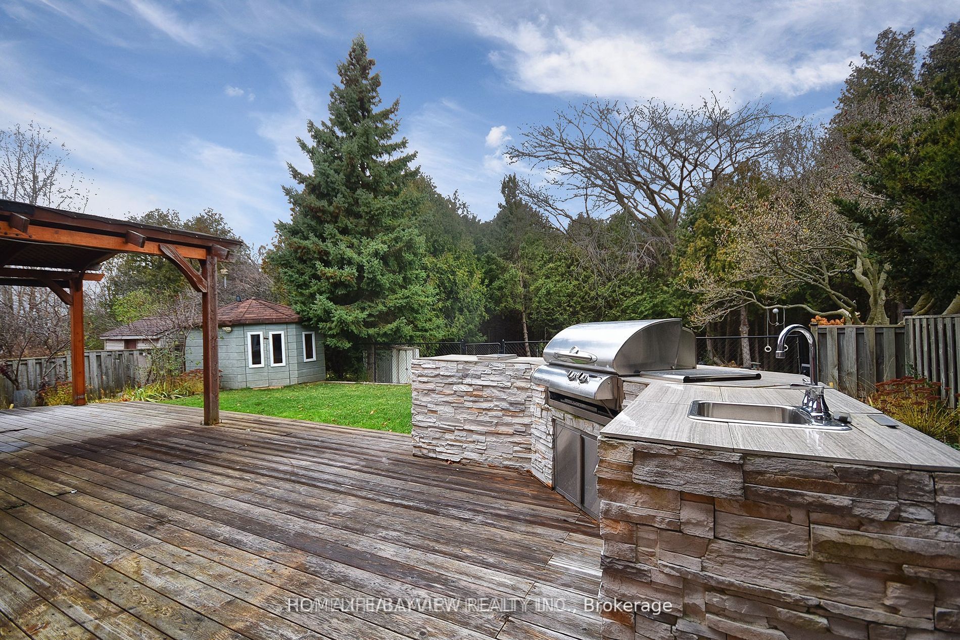 883 Leslie Valley Dr