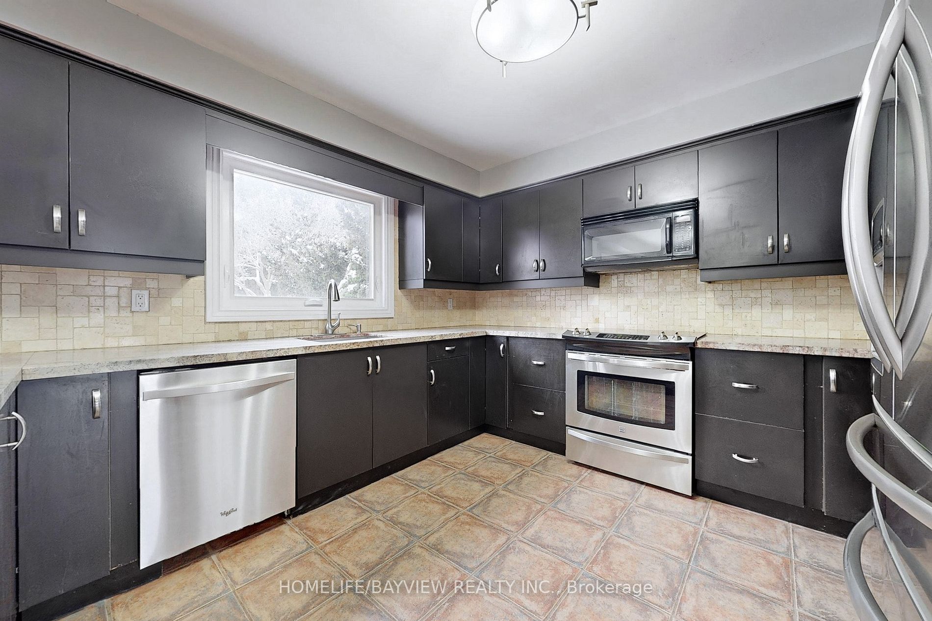 883 Leslie Valley Dr