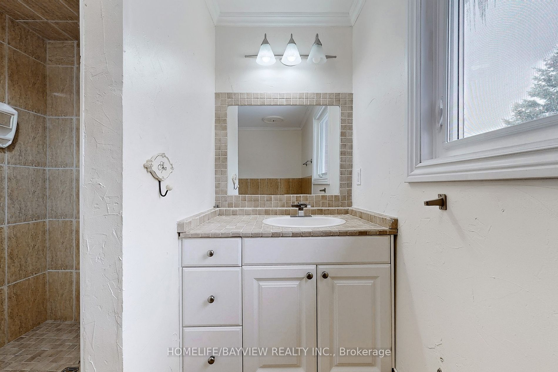 883 Leslie Valley Dr